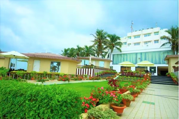Palm-lined gardens and cottages